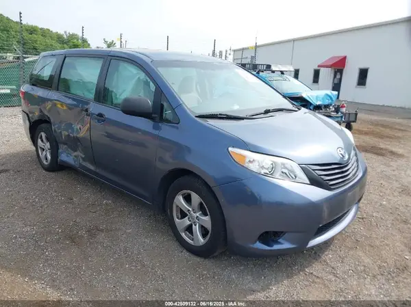 5TDZZ3DC3HS805986 2017 TOYOTA SIENNA - Image 1