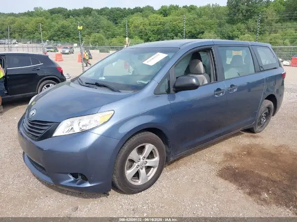5TDZZ3DC3HS805986 2017 TOYOTA SIENNA - Image 2