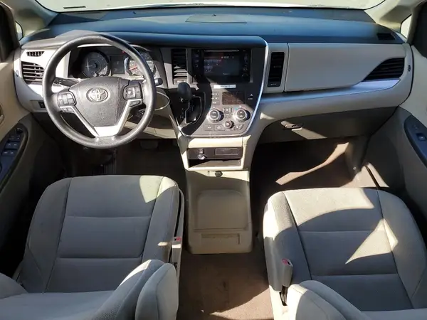 5TDZZ3DC3HS815675 2017 TOYOTA SIENNA - Image 8