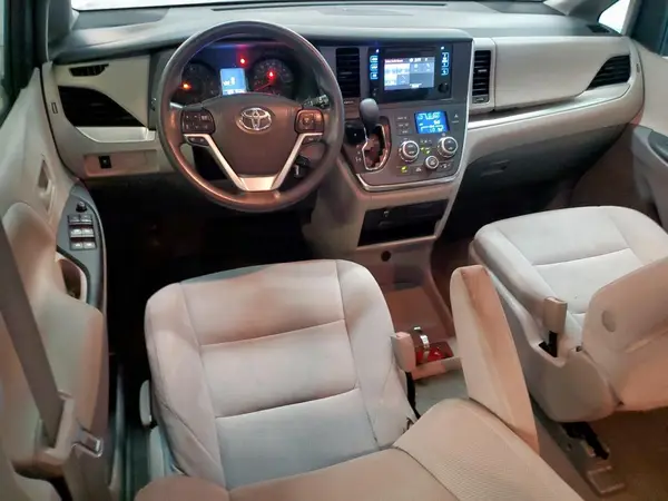 5TDZZ3DC3HS824604 2017 TOYOTA SIENNA - Image 8