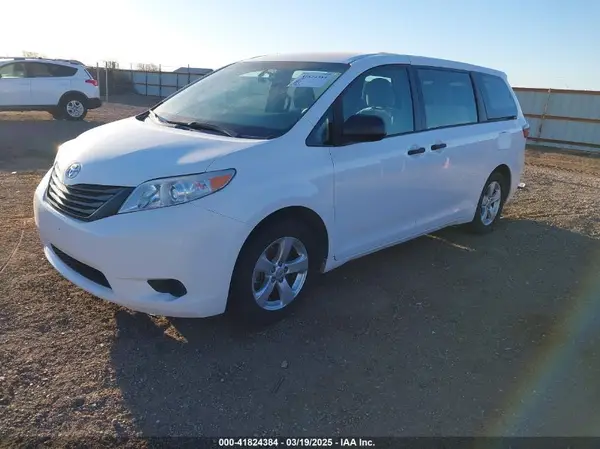 5TDZZ3DC3HS828040 2017 TOYOTA SIENNA - Image 2