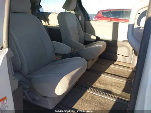 5TDZZ3DC3HS828040 2017 TOYOTA SIENNA - Image 8