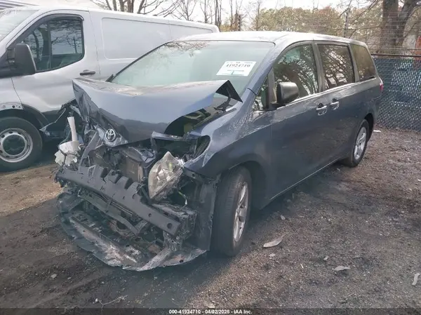 5TDZZ3DC3HS837529 2017 TOYOTA SIENNA - Image 2