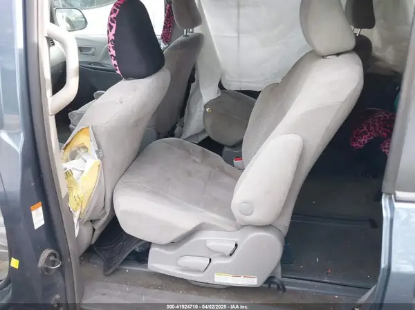 5TDZZ3DC3HS837529 2017 TOYOTA SIENNA - Image 8