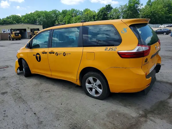 5TDZZ3DC3HS844531 2017 TOYOTA SIENNA - Image 2