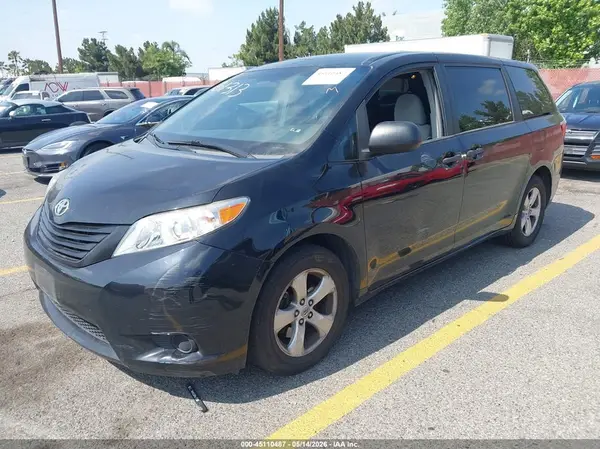 5TDZZ3DC3HS863161 2017 TOYOTA SIENNA - Image 2