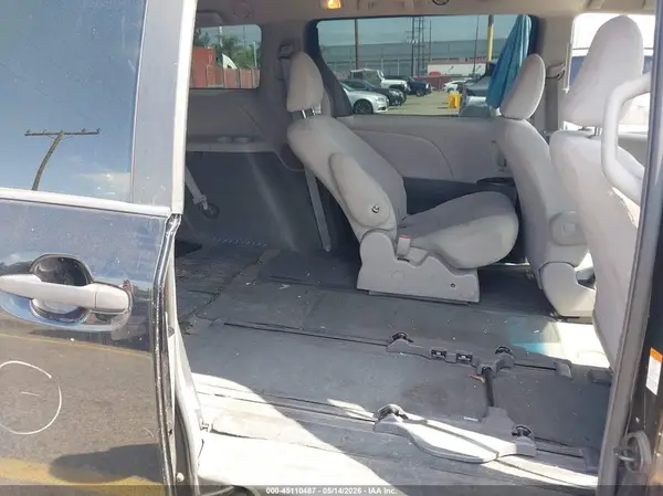 5TDZZ3DC3HS863161 2017 TOYOTA SIENNA - Image 8