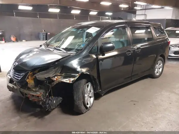 5TDZZ3DC3HS869400 2017 TOYOTA SIENNA - Image 2