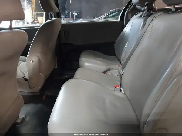 5TDZZ3DC3HS869400 2017 TOYOTA SIENNA - Image 8