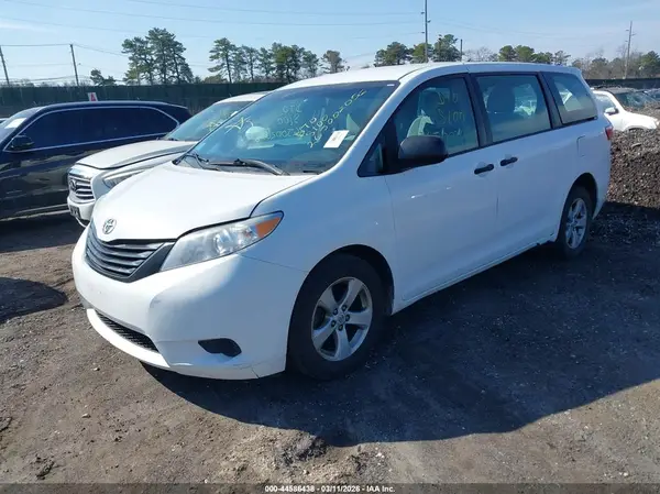 5TDZZ3DC3HS876816 2017 TOYOTA SIENNA - Image 2