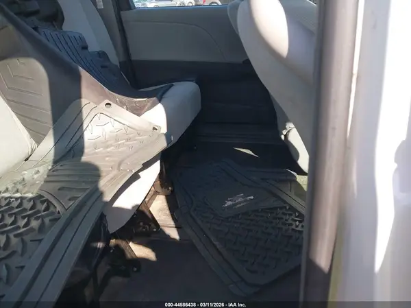 5TDZZ3DC3HS876816 2017 TOYOTA SIENNA - Image 8