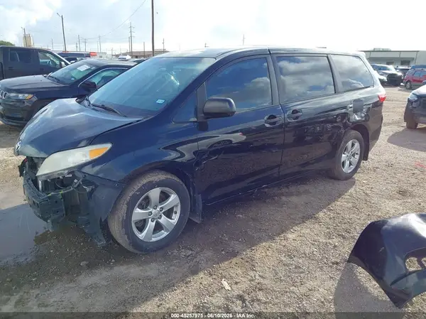 5TDZZ3DC3HS882552 2017 TOYOTA SIENNA - Image 2