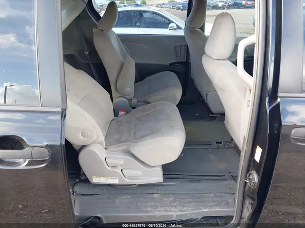 5TDZZ3DC3HS882552 2017 TOYOTA SIENNA - Image 8
