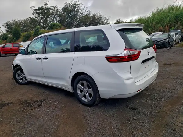 5TDZZ3DC3HS890098 2017 TOYOTA SIENNA - Image 2