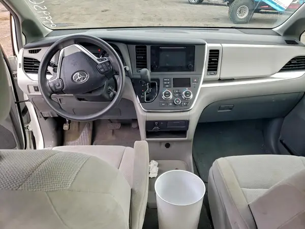 5TDZZ3DC3HS890098 2017 TOYOTA SIENNA - Image 8