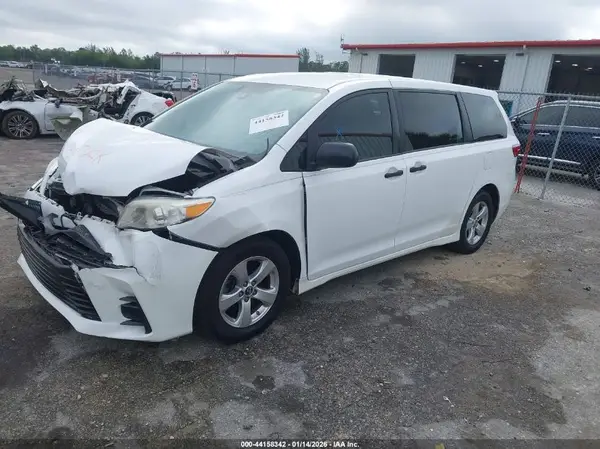 5TDZZ3DC3JS913756 2018 TOYOTA SIENNA - Image 2