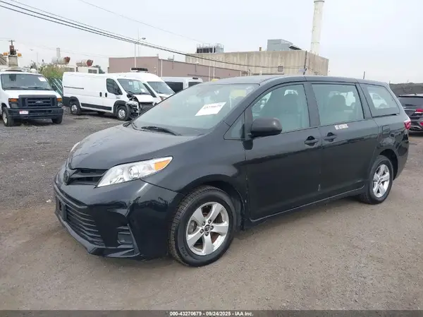 5TDZZ3DC3JS931321 2018 TOYOTA SIENNA - Image 2