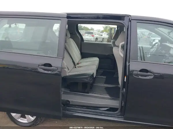 5TDZZ3DC3JS931321 2018 TOYOTA SIENNA - Image 8