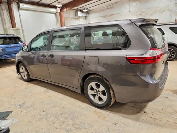 5TDZZ3DC3JS934946 2018 TOYOTA SIENNA - Image 2