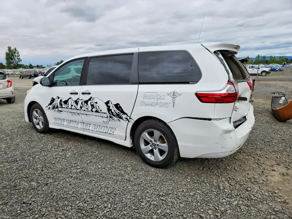 5TDZZ3DC3JS952718 2018 TOYOTA SIENNA - Image 2