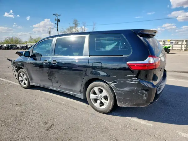 5TDZZ3DC3JS954257 2018 TOYOTA SIENNA - Image 2