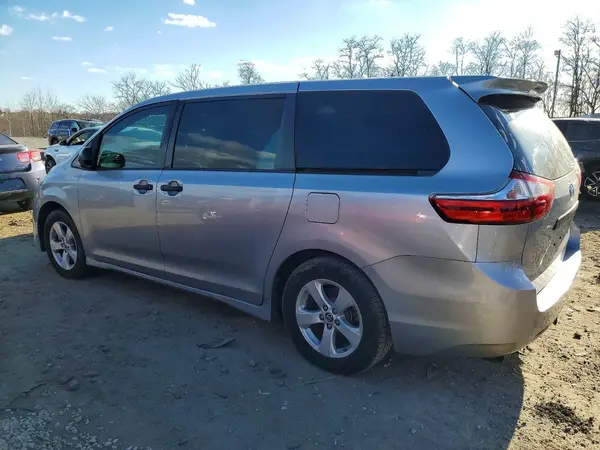 5TDZZ3DC3JS954677 2018 TOYOTA SIENNA - Image 2