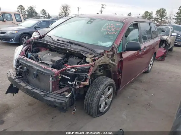 5TDZZ3DC3KS968533 2019 TOYOTA SIENNA - Image 2