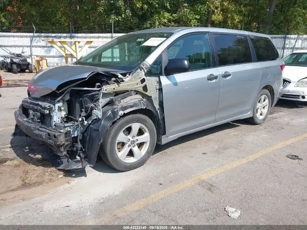 5TDZZ3DC3KS982979 2019 TOYOTA SIENNA - Image 2