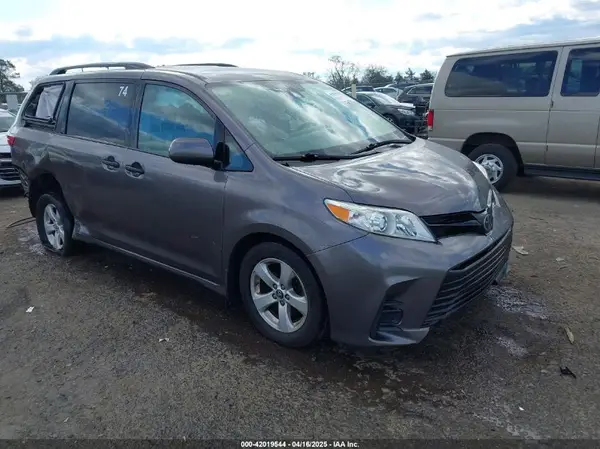 5TDZZ3DC3KS988944 2019 TOYOTA SIENNA - Image 1