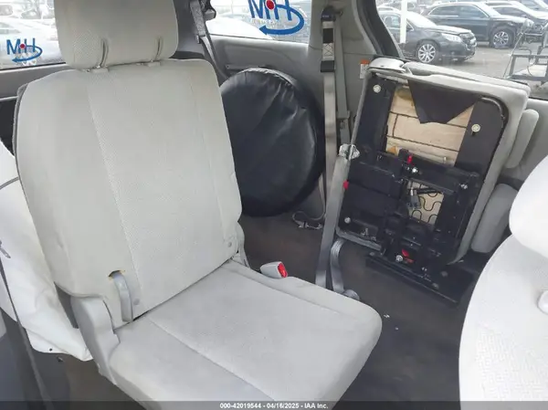 5TDZZ3DC3KS988944 2019 TOYOTA SIENNA - Image 8