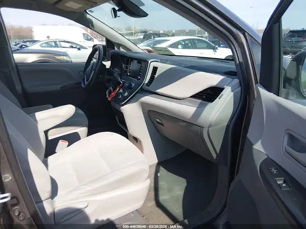 5TDZZ3DC3KS996803 2019 TOYOTA SIENNA - Image 1