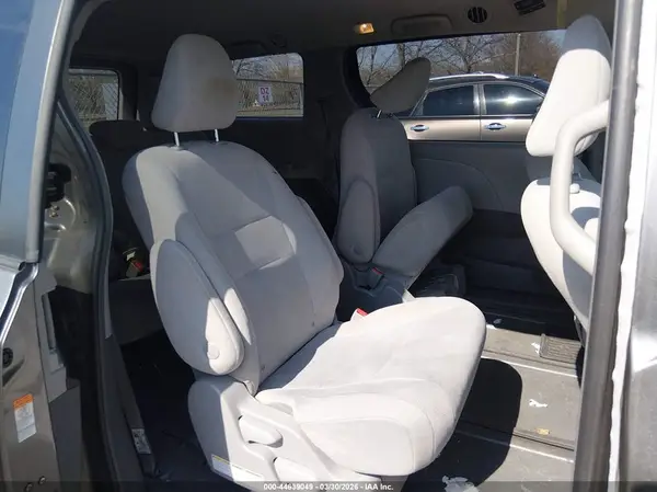 5TDZZ3DC3KS996803 2019 TOYOTA SIENNA - Image 3