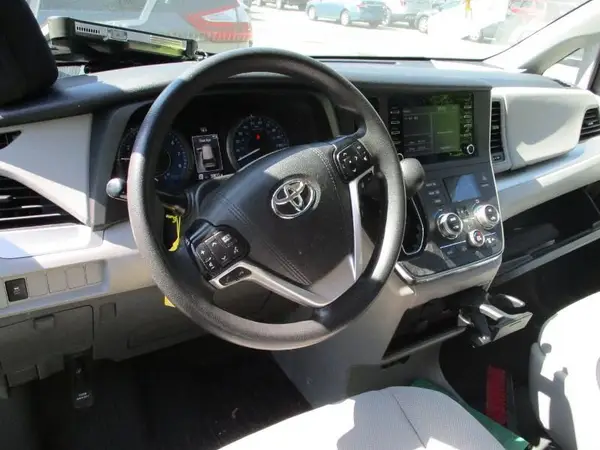 5TDZZ3DC3KS999524 2019 TOYOTA SIENNA - Image 8