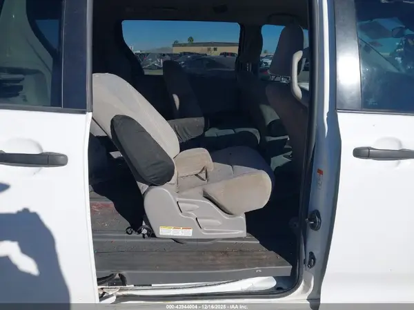 5TDZZ3DC3LS049083 2020 TOYOTA SIENNA - Image 8