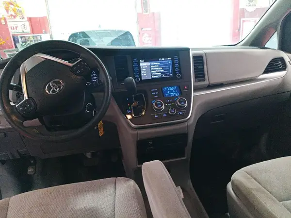 5TDZZ3DC3LS068071 2020 TOYOTA SIENNA - Image 2