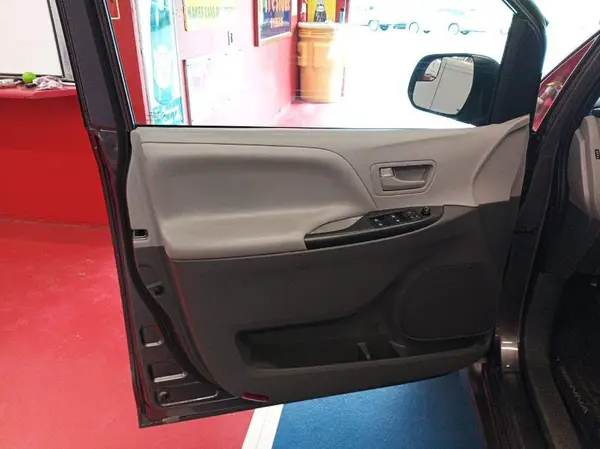 5TDZZ3DC3LS077045 2020 TOYOTA SIENNA - Image 2