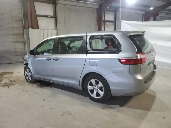 5TDZZ3DC4HS770892 2017 TOYOTA SIENNA - Image 2