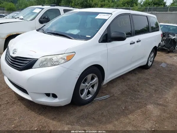 5TDZZ3DC4HS779866 2017 TOYOTA SIENNA - Image 2