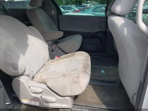 5TDZZ3DC4HS779866 2017 TOYOTA SIENNA - Image 8
