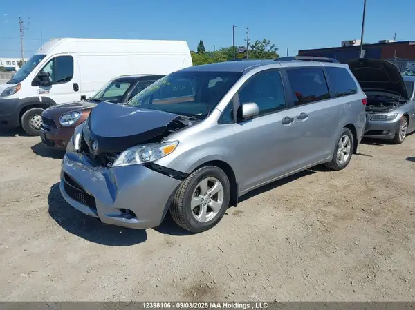 5TDZZ3DC4HS819704 2017 TOYOTA SIENNA - Image 2