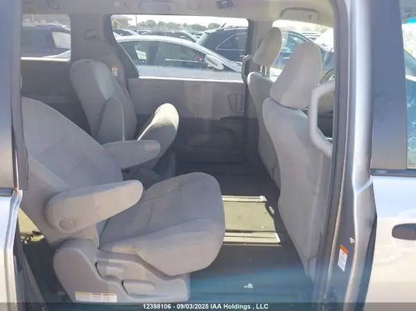 5TDZZ3DC4HS819704 2017 TOYOTA SIENNA - Image 8