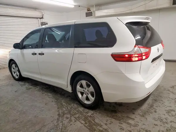 5TDZZ3DC4HS860785 2017 TOYOTA SIENNA - Image 2