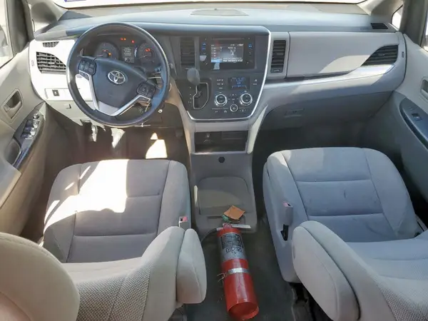 5TDZZ3DC4HS860785 2017 TOYOTA SIENNA - Image 8