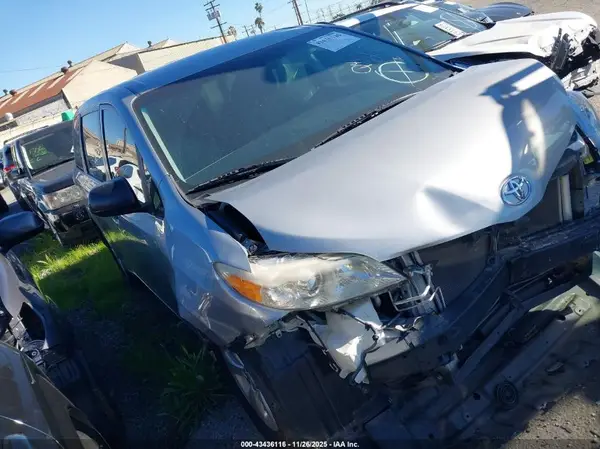 5TDZZ3DC4HS869941 2017 TOYOTA SIENNA - Image 1