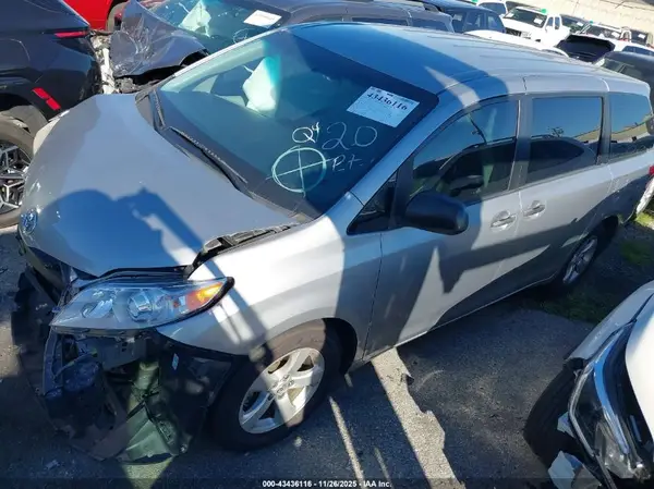 5TDZZ3DC4HS869941 2017 TOYOTA SIENNA - Image 2