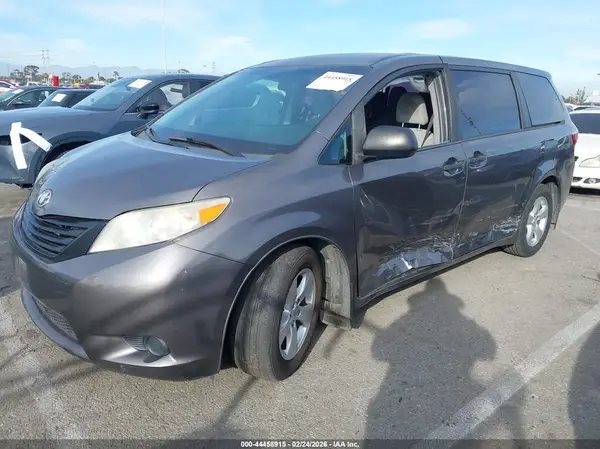 5TDZZ3DC4HS872547 2017 TOYOTA SIENNA - Image 2