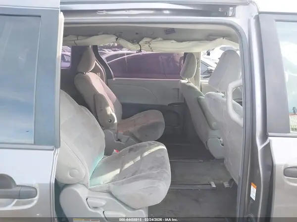 5TDZZ3DC4HS872547 2017 TOYOTA SIENNA - Image 8