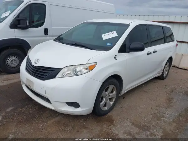 5TDZZ3DC4HS873164 2017 TOYOTA SIENNA - Image 2