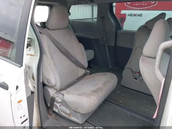 5TDZZ3DC4HS873164 2017 TOYOTA SIENNA - Image 8