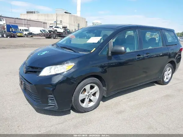 5TDZZ3DC4JS913801 2018 TOYOTA SIENNA - Image 2
